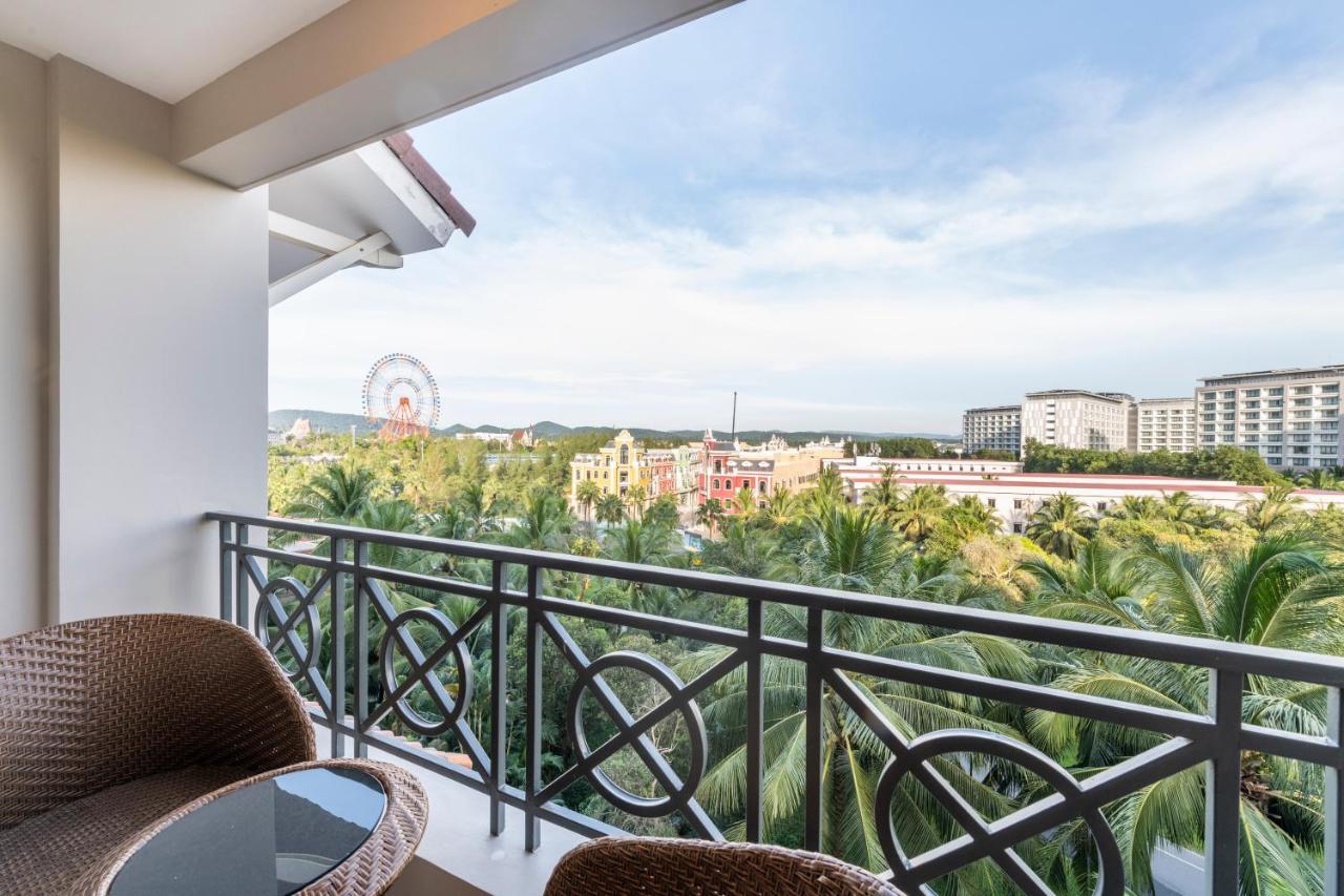 Vinpearl Resort & Spa Phu Quoc Dış mekan fotoğraf View of the Sunway Lagoon Ferris Wheel from the balcony of a hotel room